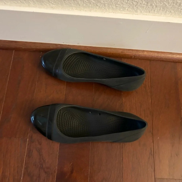 Womens Crocs Black Patent Cap Toe Ballet Flat Slip On Shoes Sz 8 Like New - Picture 4 of 8